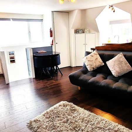 Beautiful Detached 1 Bedroom Apartment 엘섬 외부 사진