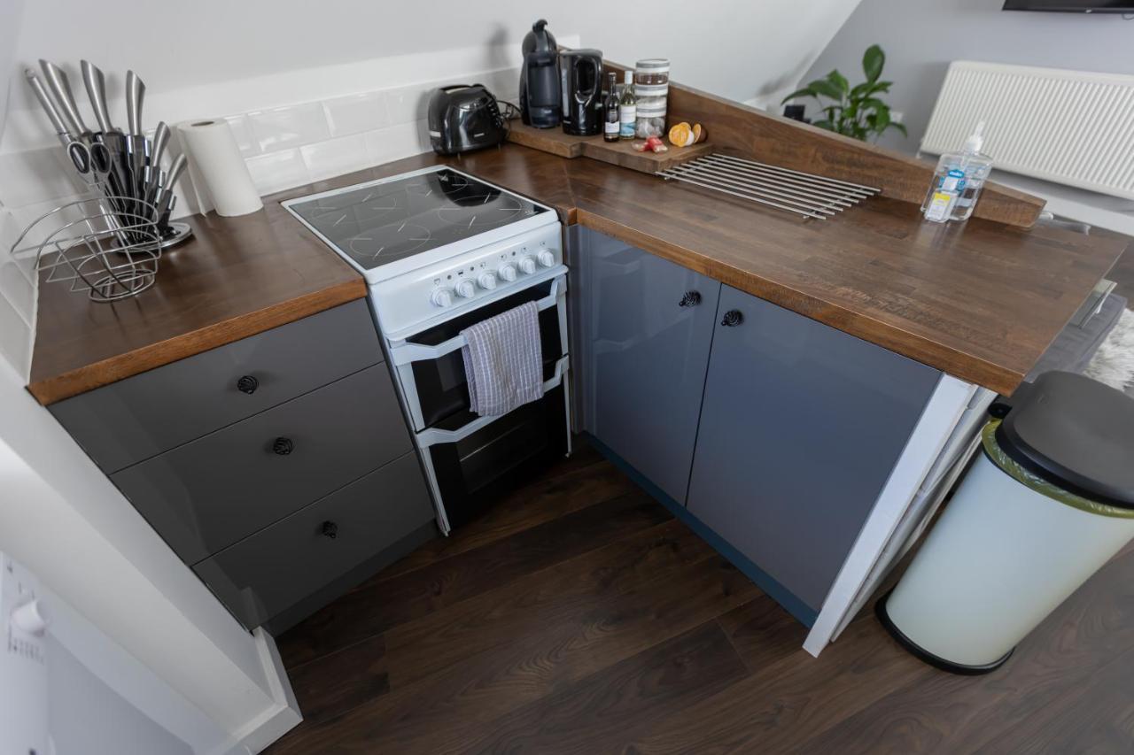 Beautiful Detached 1 Bedroom Apartment 엘섬 외부 사진