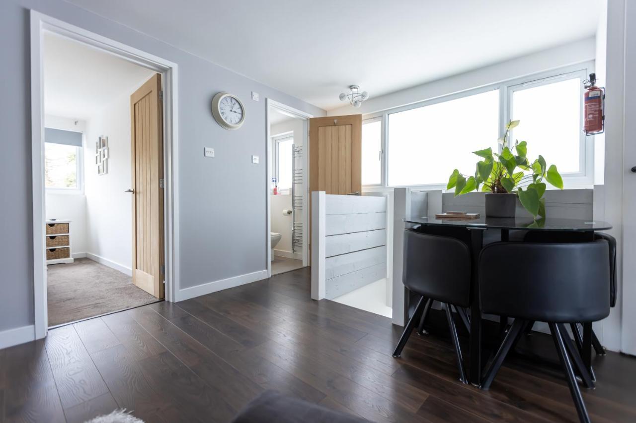 Beautiful Detached 1 Bedroom Apartment 엘섬 외부 사진
