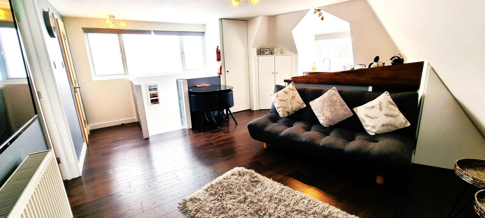 Beautiful Detached 1 Bedroom Apartment 엘섬 외부 사진